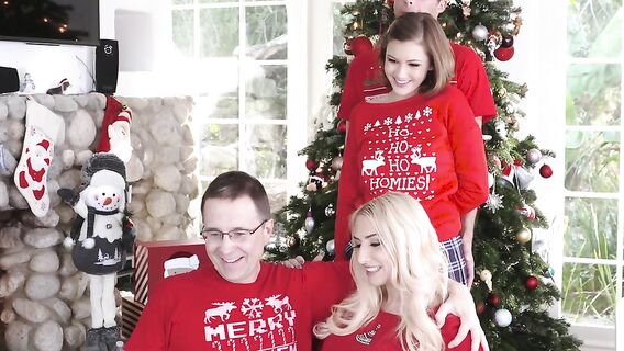 Рождественский секс с юной сводной сестрой в юбочке