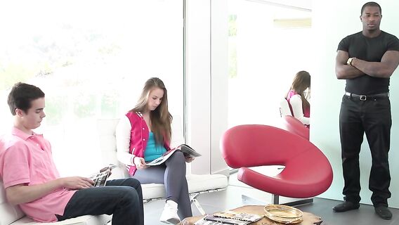 Юная сучка изменила парню на собеседовании с негром