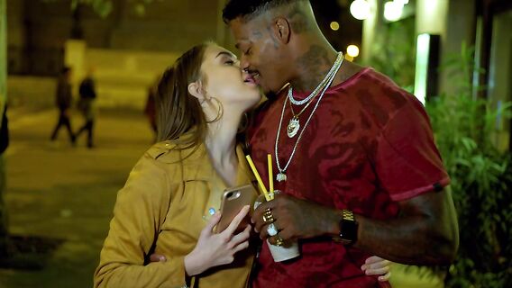 Юная крошка насладилась межрасовым сексом в отеле