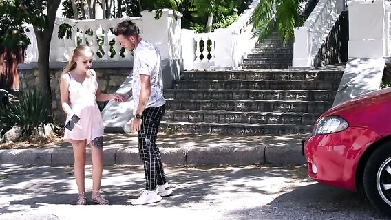 Пикапер утешил напуганную блондинку страстным сексом