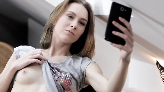 Худая русская цыпочка удовлетворила себя пальцами