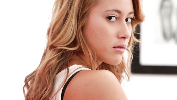 Красивая мастурбация юной рыженькой девчонки соло